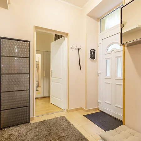 Apartment Downtown By Stn