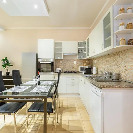 Downtown By Stn Apartment *