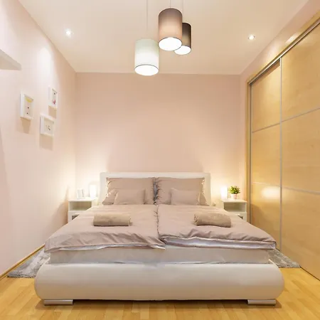 Downtown By Stn Apartment