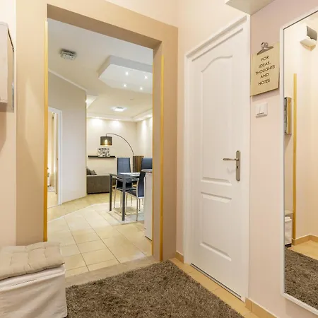 Downtown By Stn Apartment *