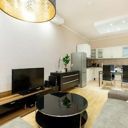 Apartment Downtown By Stn Budapest