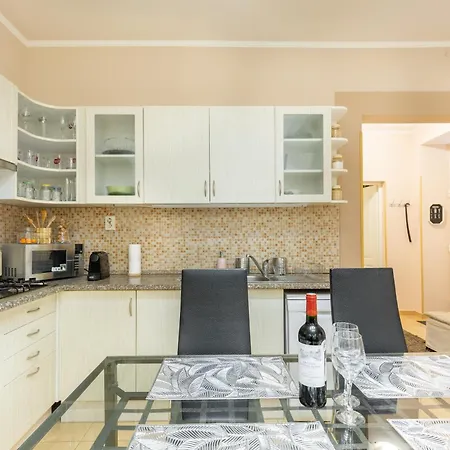 Apartment Downtown By Stn *